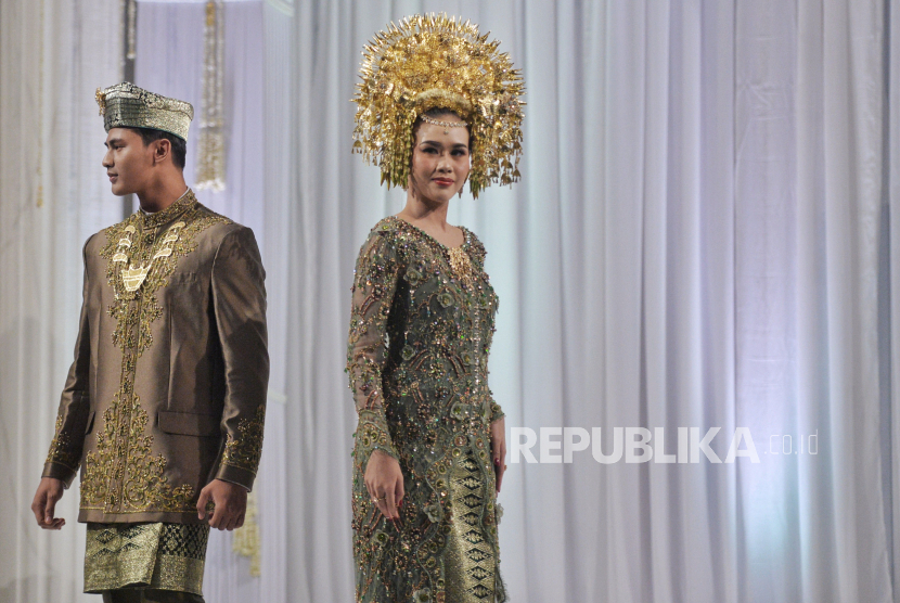 Model memperagakan busana tradisional Indonesia.