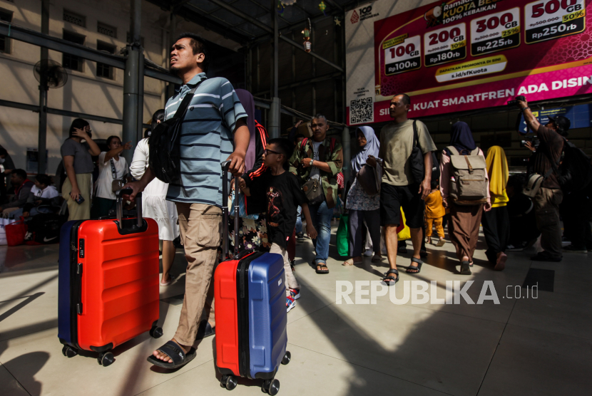 Sejumlah penumpang kereta api berjalan keluar setibanya di Stasiun Pasar Senen, Jakarta, Sabtu (13/4/2024). PT Kereta Api Indonesia (Persero) Daop 1 Jakarta memperkirakan sekitar 44.000 hingga 46.000 penumpang kereta api jarak jauh turun di area Daop 1 Jakarta pada puncak arus balik Lebaran 2024 yang dimulai pada 13-15 April 2024.
