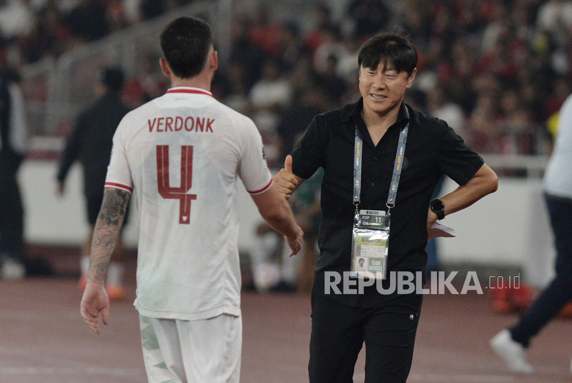 Pelatih Timnas Indonesia Shin Tae Yong saat laga Kualifikasi Piala Dunia 2026 antara Indonesia melawan Filipina di Stadion Utama GBK, Jakarta, Selasa (11/6/2024).