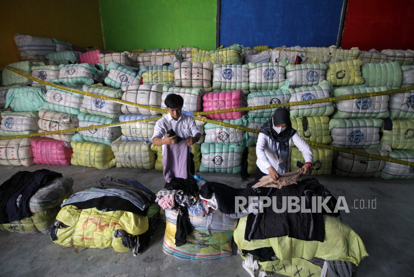 Petugas menunjukkan barang bukti pakaian bekas impor sebelum dimusnahkan di kawasan pergudangan Jaya Park, Sidoarjo, Jawa Timur, Senin (20/3/2023). (Ilustrasi)