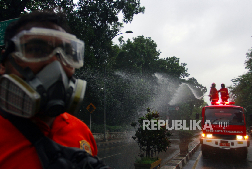 Penyemprotan disinfektan (ilustrasi). Sepulub ruas jalan protokol di Jakarta Timur akan disemprot disinfektan.