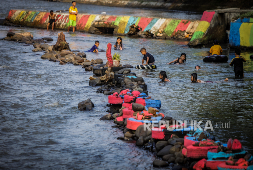 Anak-anak bermain air di aliran Sungai Ciliwung, Katulampa, Kota Bogor, Jawa Barat.