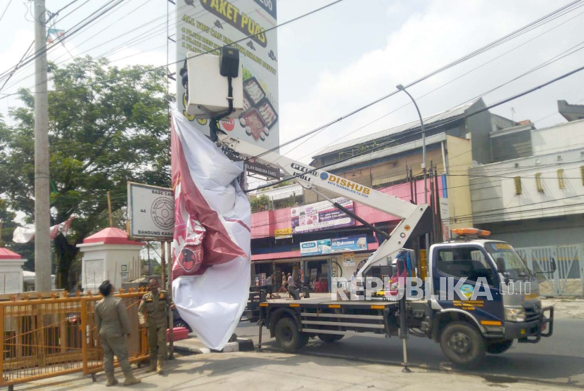 Petugas mencopot sejumlah alat peraga kampanye (APK) di wilayah Kota Tasikmalaya, Rabu (8/11/2023). 