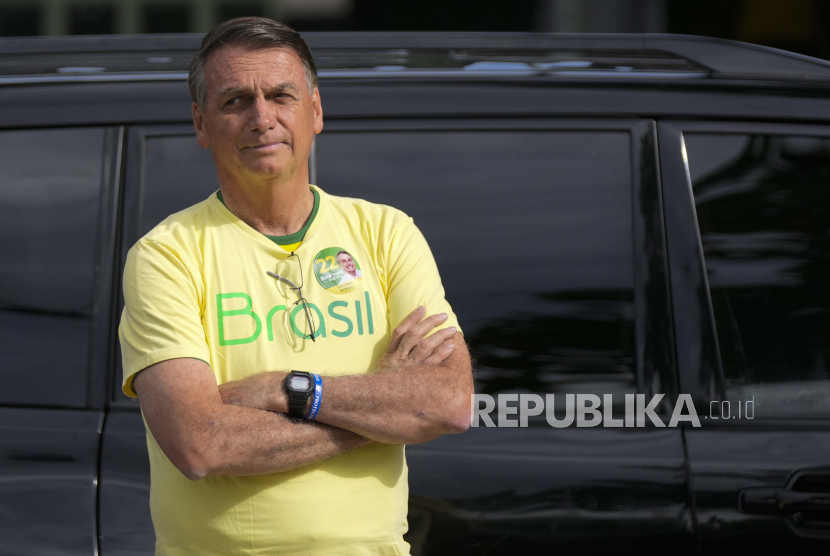  Presiden Brasil Jair Bolsonaro, yang mencalonkan diri untuk masa jabatan berikutnya, tiba untuk memberikan suara dalam pemilihan presiden putaran kedua di Rio de Janeiro, Brasil, Ahad, 30 Oktober 2022.