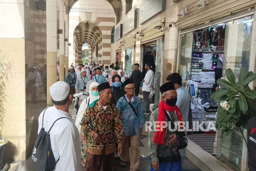 Suasana Toko Ali Murah, Madinah, Sabtu (3/6/2023). Jamaah Haji Indonesia mulai berburu oleh-oleh jelang keberangkatan menuju Makkah.