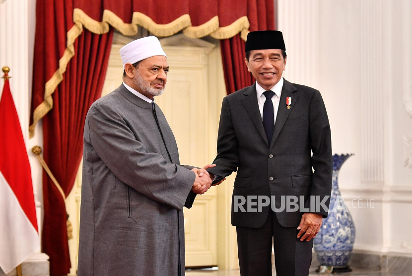 Presiden Joko Widodo bersama Grand Syekh Al Azhar Imam Akbar Ahmed Al Tayeb saat bertemu di Istana Merdeka, Jakarta, Selasa (9/7/2024). Dalam pertemuan dengan Grand Syekh, Presiden Joko Widodo membahas mengenai tiga hal penting, yakni hubungan antara Indonesia dan Mesir, khususnya dalam bidang pendidikan. Kedua, tentang perdamaian dan toleransi, serta penguatan dialog antariman. Pada kunjungan Grand Syekh Al Azhar ke Indonesia yang ketiga, beliau dijadwalkan mengisi Kuliah Umum di Universitas Islam Negeri (UIN) Syarif Hidayatullah Jakarta, serta akan berdiskusi dengan bersama para tokoh lintas agama.