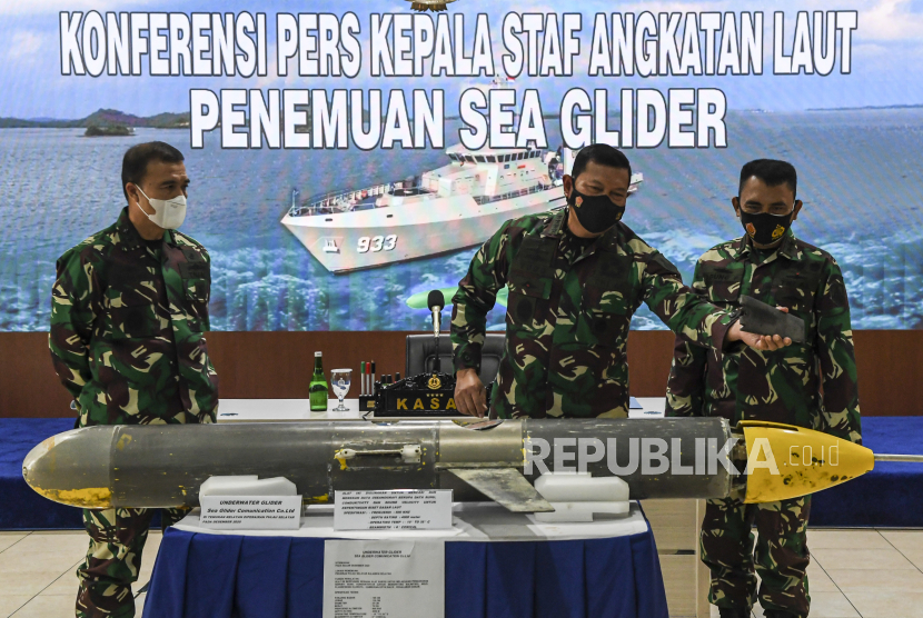 Kepala Staf Angkatan Laut (KSAL) Laksamana TNI Yudo Margono (tengah) didampingi Kepala Pusat Hidrografi dan Oseanografi TNI AL (Pushidrosal) Laksamana Muda TNI Agung Prasetiawan (kanan), dan Asintel KSAL Laksamana Muda TNI, Angkasa Dipua (kiri) menjelaskan tentang penemuan alat berupa 