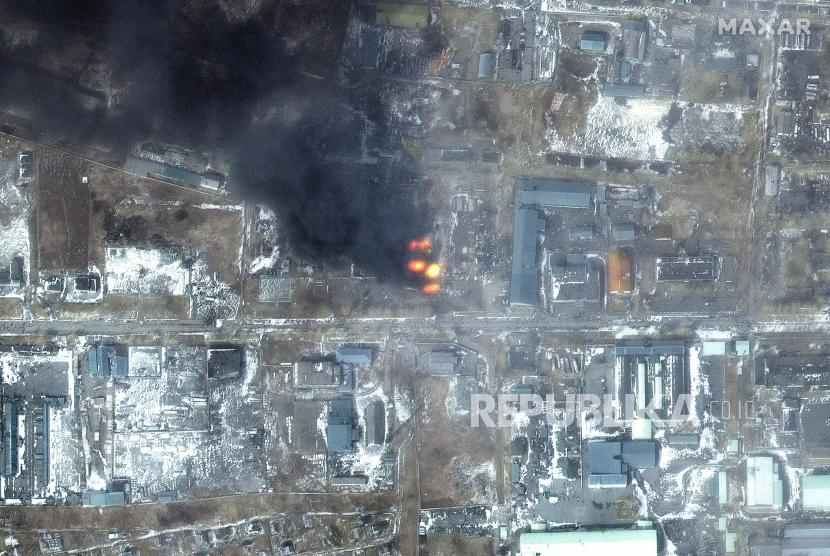  Citra satelit multispektral yang disediakan oleh Maxar Technologies ini menunjukkan pemandangan kebakaran di kawasan industri di distrik Primorskyi di Mariupol barat, Ukraina, selama invasi Rusia, Sabtu, 12 Maret 2022.