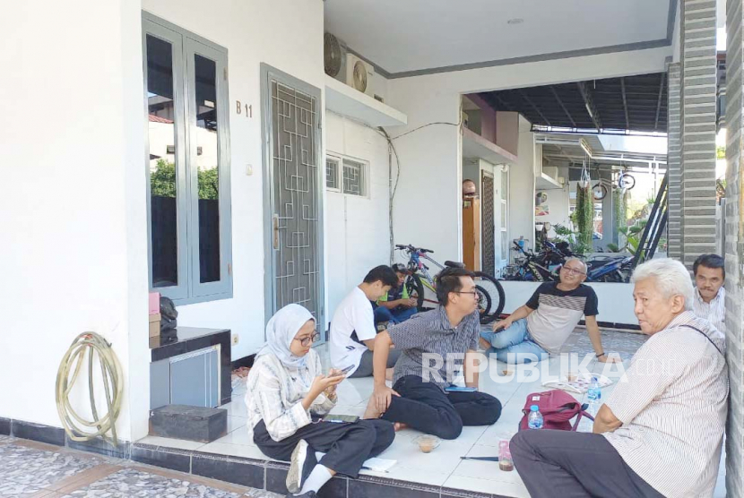Warga Perumahan Green Village di Kelurahan Perwira, Kecamatan Bekasi Utara, Kota Bekasi, Jawa Barat, Selasa (18/7/2023). 