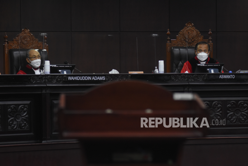 Ketua Majelis Hakim Mahkamah Konstitusi (MK) Aswanto (kanan) didampingi hakim anggota Wahiduddin Adams (kiri) memimpin jalannya sidang uji materiil Undang-Undang Nomor 7 Tahun 2017 tentang Pemilihan Umum dengan agenda pemeriksaan pendahuluan di Gedung Mahkamah Konstitusi, Jakarta, Senin (14/3/2022).(Ilustrasi)