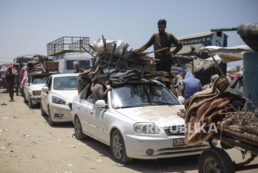 Warga Palestina tiba di kota Khan Younis di Gaza Selatan setelah melarikan diri dari serangan darat dan udara Israel di area Rafah, Jumat (28/6/2024).
