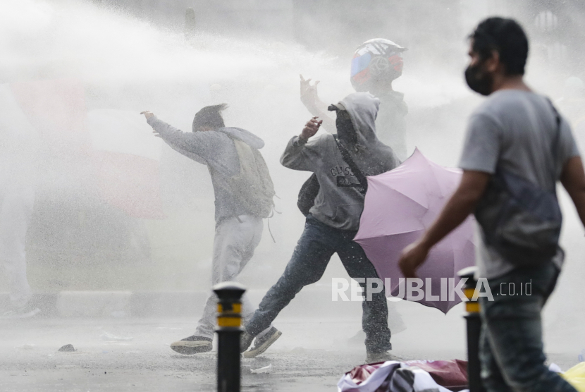  Pandangan Wasekjen MUI Soal Demonstrasi 11 April dan Penganiayaan. Foto: Reaksi mahasiswa saat polisi menyemprotkan air saat bentrok saat protes di luar gedung parlemen di Jakarta, Indonesia, 11 April 2022.