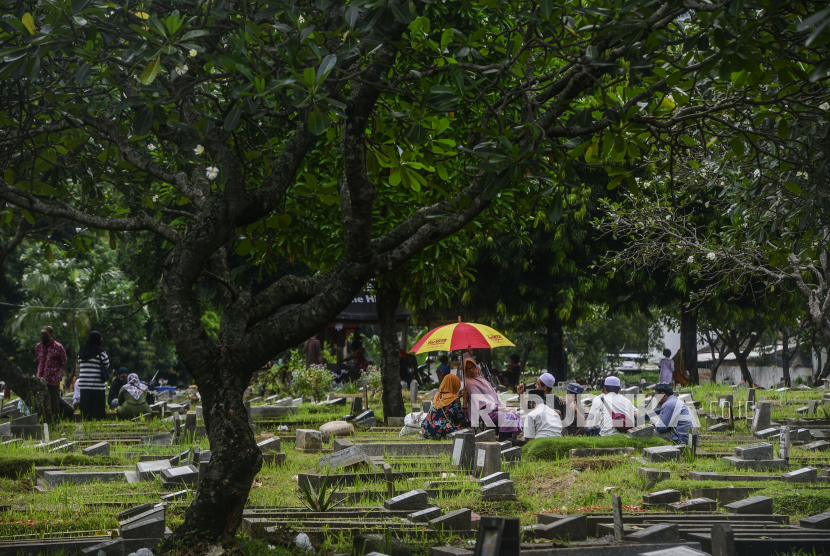 [Ilustrasi] Warga saat melakukan ziarah kubur di TPU Menteng Pulo, Jakarta.