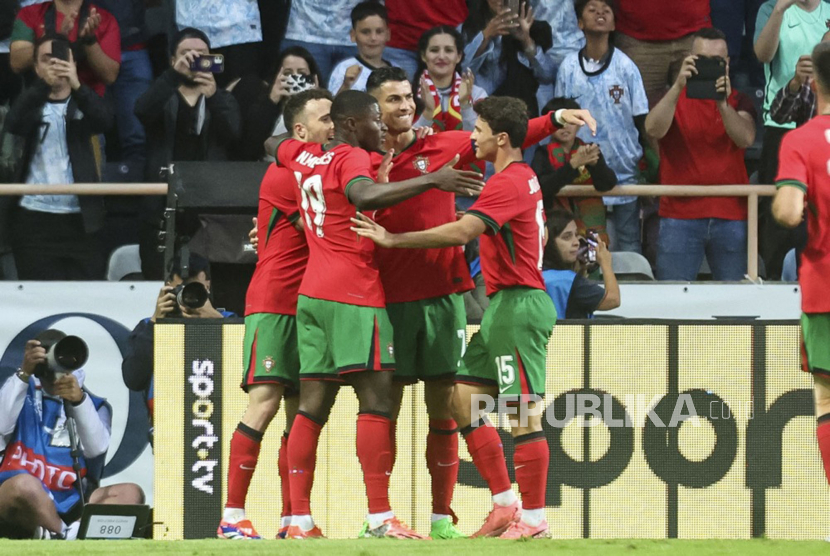 Pemain Portugal Cristiano Ronaldo (tengah) merayakan bersama rekan satu timnya setelah mencetak gol dalam pertandingan persahabatan sepak bola internasional antara Portugal dan Irlandia di Aveiro, Portugal, 11 Juni 2024.