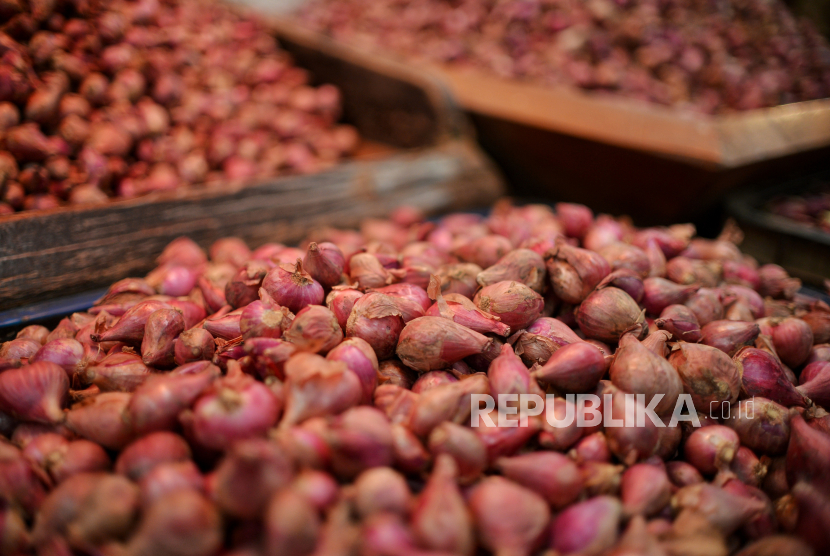 Bawang merah dijajakan di Pasar Induk Kramatjati, Jakarta, Rabu (27/4/2024). Harga bawang merah mencapai RP70 ribu per kg pada Rabu (17/4/2024).