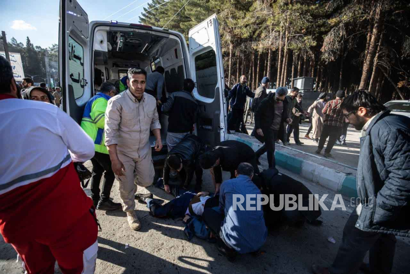 Orang-orang berusaha membantu para korban ledakan yang terjadi saat upacara peringatan mantan panglima Pasukan Quds dari Korps Pengawal Revolusi Islam Jenderal Qassem Soleimani, Rabu (3/1/2024). 