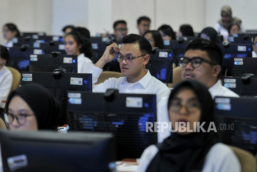 Peserta mengikuti tes Seleksi Kompetensi Dasar (SKD) Calon Pegawai Negeri Sipil (CPNS) 2024 formasi Kemenlu di Kantor Badan Kepegawaian Negara (BKN) Pusat, Jakarta, Rabu (16/10/2024). 