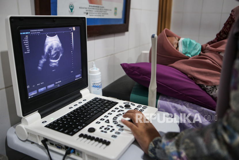 Seorang dokter melakukan pemeriksaan ultrasonografi (USG) kepada ibu hamil di puskesmas (ilustrasi). Pemerintah Kabupaten Purwakarta di Provinsi Jawa Barat menggratiskan pelayanan ultrasonografi (USG) pada ibu hamil. Layanan USG gratis berlaku di fasilitas kesehatan tingkat pertama milik pemerintah bagi masyarakat yang tidak memiliki jaminan kesehatan atau BPJS.