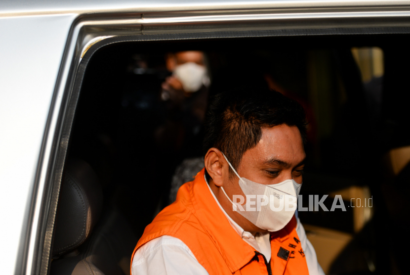 Eks bupati Tanah Bumbu tersangka kasus dugaan suap Mardani H Maming menaiki mobil tahanan usai menjalani pemeriksaan di Gedung Merah Putih KPK, Jakarta Selatan, Kamis (15/9/2022).