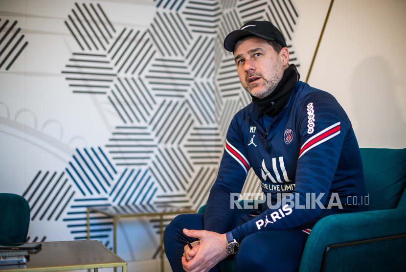  Pelatih kepala Paris Saint Germain Mauricio Pochettino berbicara selama wawancara dengan kantor berita Spanyol EFE di pusat pelatihan Ooredoo di Saint-Germain en Laye, dekat Paris, Prancis, 07 Maret 2022.