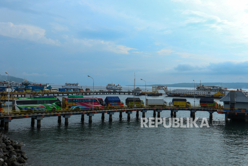 (ILUSTRASI) Sejumlah kendaraan memasuki kapal di Pelabuhan Ketapang, Banyuwangi, Jawa Timur