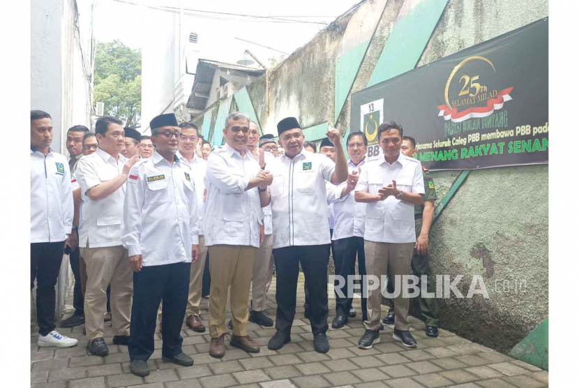 Jajaran Dewan Pimpinan Pusat Partai Gerindra dipimpin Sekretariat Jenderal Ahmad Muzani menyambangi Kantor DPP Partai Bulan Bintang (PBB) di Pasar Minggu, Jakarta, Senin (24/7/2023). 