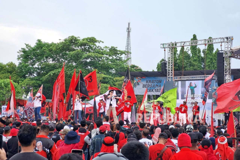Suasana kampanye akbar di mana rencananya Megawati Soekarnoputri dan Ganjar Pranowo akan memberikan orasinya di Alun-Alun Wates, Kulon Progo, Daerah Istimewa Yogyakarta, Ahad (28/1/2024). 