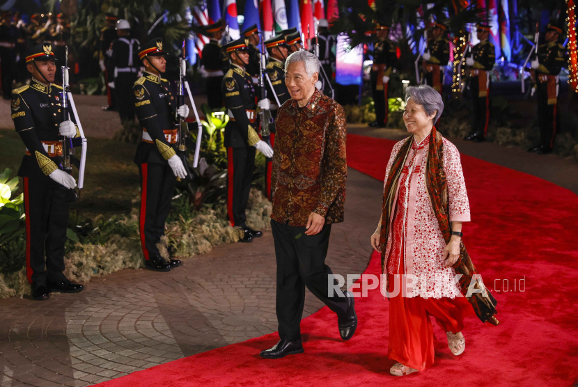 Perdana Menteri Singapura Lee Hsien Loong (kiri) dan istrinya Ho Ching tiba untuk jamuan makan malam di KTT Perhimpunan Bangsa-Bangsa Asia Tenggara (ASEAN) di Jakarta, Indonesia, Rabu, (6/9/2023).