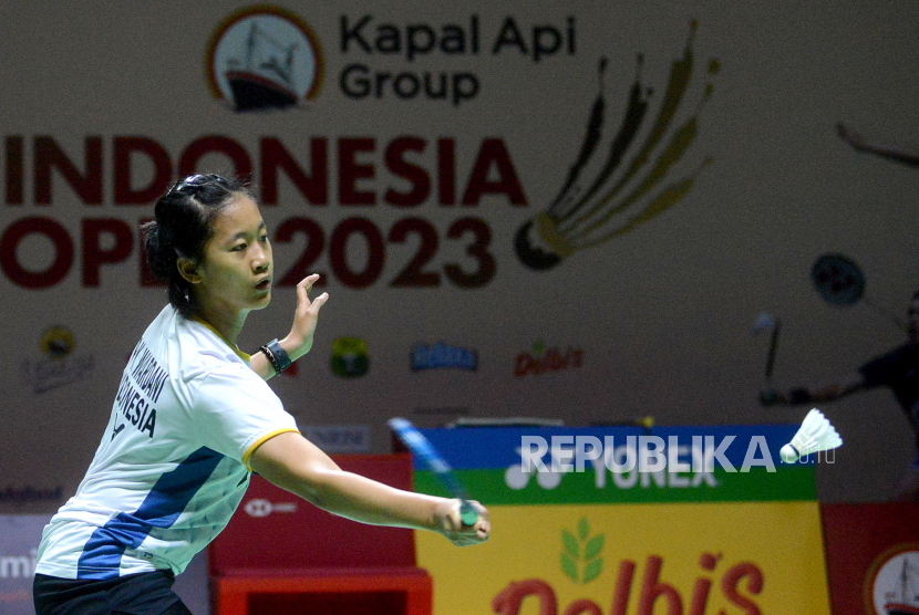 Pebulu tangkis tunggal putri Indonesia Putri KW mengembalikan kok tunggal putri Jepang Akane Yamaguchi pada babak 16 besar Indonesia Open 2023 di Istora Senayan, Jakarta, Kamis (15/6/2023). 