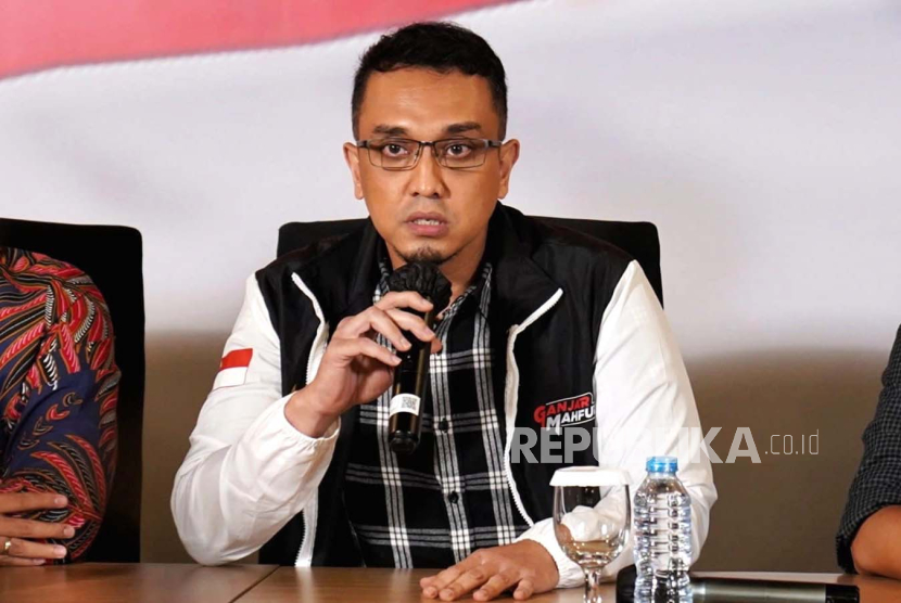 Juru bicara Tim Pemenangan Nasional (TPN) Ganjar-Mahfud, Aiman Witjaksono. Jubir TPN Ganjar-Mahfud, Aiman Witjaksono batal menghadiri pemeriksaan di Polda Metro Jaya.