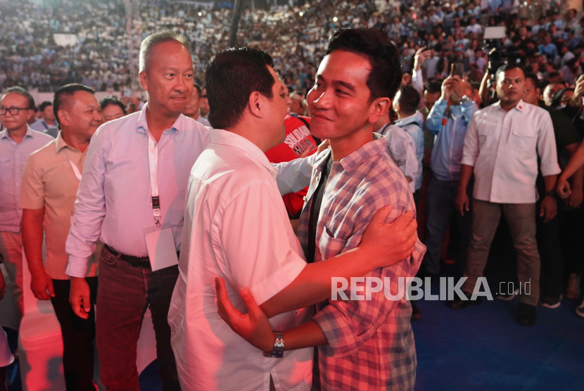 Erick Thohir memeluk Gibran di depan ribuan pendukung Prabowo-Gibran di Istora Senayan. TKN sebut Prabowo-Gibran menang telak dari peran tokoh besar seperti Erick Thohir.