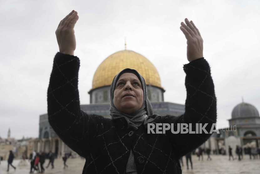 Seorang wanita Muslim berdoa di Masjid Dome of the Rock pada hari yang dingin dan hujan di kompleks Masjid Al-Aqsa di Kota Tua Yerusalem, Jumat (6/1/2023). Doa Mohon Perlindungan dari Godaan Setan 