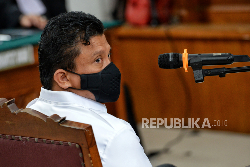 Terdakwa kasus pembunuhan berencana terhadap Brigadir Nofriansyah Yosua Hutabarat alias Brigadir J, Ferdy Sambo bersiap menjalani sidang putusan sela di Pengadilan Negeri Jakarta Selatan, Jakarta, Rabu (26/10/2022). Majelis Hakim menolak nota keberatan atau eksepsi terdakwa pembunuhan berencana terhadap Brigadir J, Ferdy Sambo serta memerintahkan kepada jaksa penentut umum (JPU) untuk melanjutkan pembuktian terkait perkara tersebut dengan  menghadirkan sejumlah  saksi pada persidangan yang akan datang. Republika/Thoudy Badai