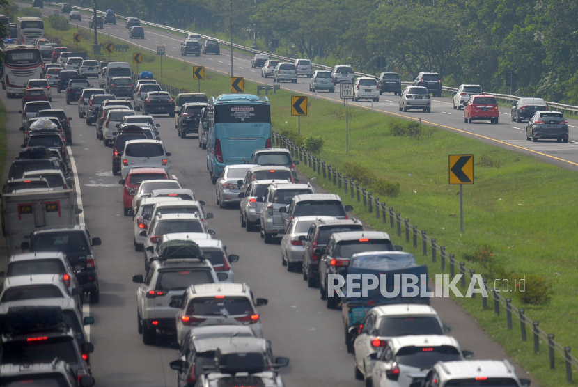 Kendaraan pemudik melintas saat penerapan one way di KM 110 ruas Tol Cikopo-Palimanan, Kabupaten Subang, Jawa Barat, Jumat (29/4/2022).