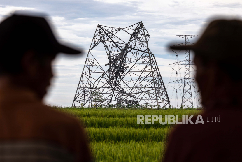 PT Perusahaan Listrik Negara (PLN) akan segera mengoperasikan Saluran Udara Tegangan Tinggi (SUTT) 150 kV pertama di Ternate, Provinsi Maluku Utara. Transmisi ini akan menyambungkan kelistrikan dari Ternate dan Tidore.