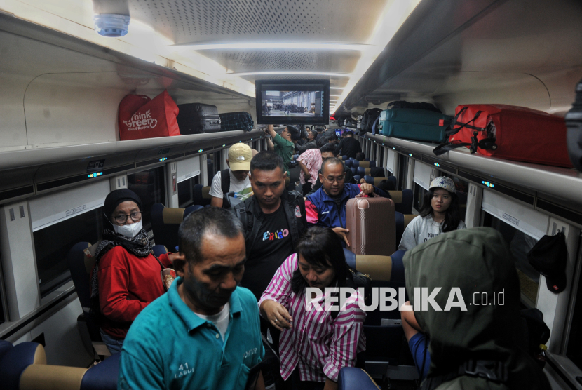 Penumpang kereta dari jurusan Semarang tiba di Stasiun Gambir, Jakarta, Ahad (5/1/2025). PT KAI mencatat jumlah penumpang yang tiba pada puncak akhir masa angkutan Nataru 2024/2025 pada 5 Januari di wilayah stasiun Daop 1 Jakarta didominasi oleh penumpang yang datang ke Jakarta sebanyak 44.876 dengan rincian 14.760 penumpang di Stasiun Gambir, 15.557 Stasiun Pasar Senen dan 4.912 Jatinegara dan sisanya di stasiun-stasiun lain di wilayah Daop 1 Jakarta.