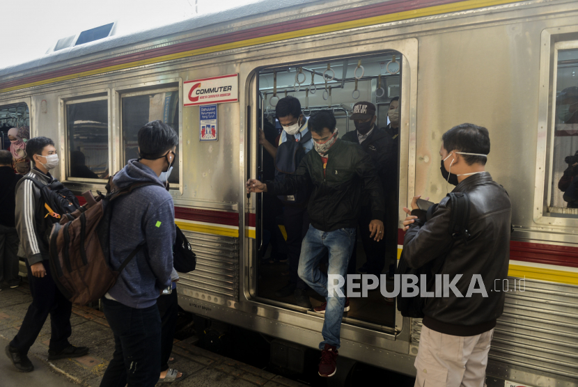 Sejumlah penumpang bersiap menaiki KRL Commuter Line di Stasiun Manggarai, Jakarta, Senin (13/4). PT Kereta Commuter Indonesia (KCI) pada Senin (13/4) mengoperasikan lima kereta tambahan untuk mengantisipasi kepadatan penumpang dan antrean panjang di sejumlah stasiun seperti Bogor. 