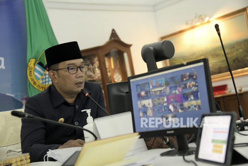 Gubernur Jawa Barat Ridwan Kamil (Emil) mengikuti rapat koordinasi pembahasan perkembangan Pemberlakuan Pembatasan Kegiatan Masyarakat (PPKM) (ilustrasi). Perekonomian Jabar melejit tumbuh  6,13 persen di masa pandemi.