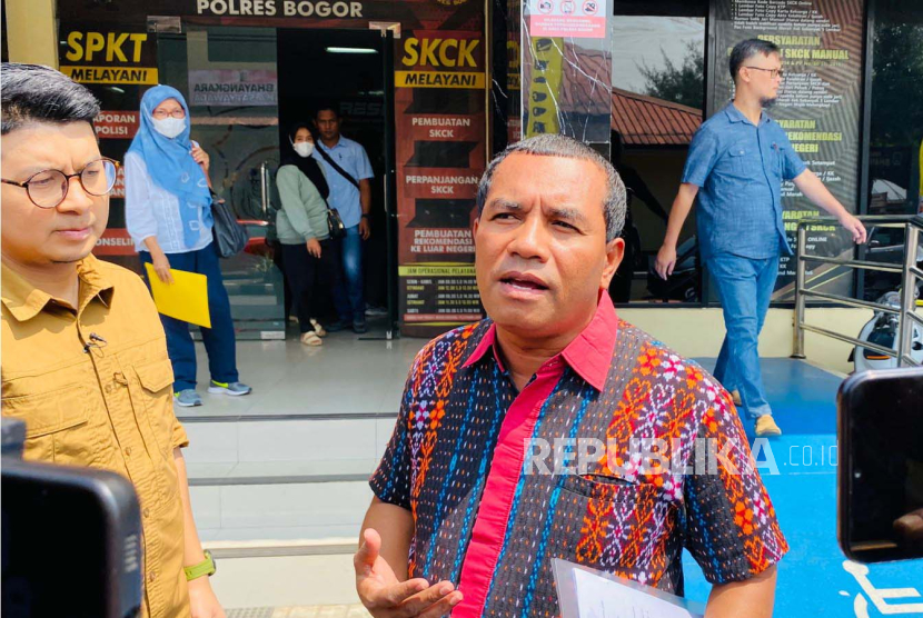Juru Bicara Rumah Sakit (RS) Sentosa Bogor, Gregg Djako, saat mendampingi tujuh tenaga kesehatan (nakes) untuk dimintai keterangan terkait kasus bayi tertukar di Polres Bogor, Rabu (16/8/2023). 