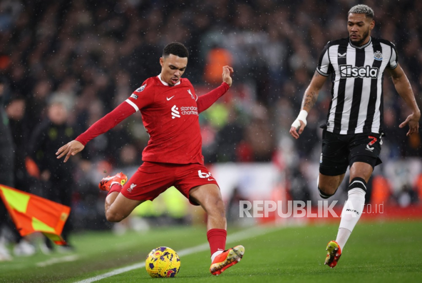 Trent Alexander-Arnold dari Liverpool (kiri)