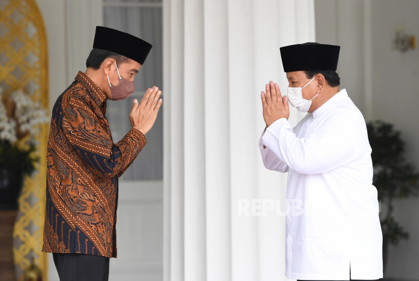 Presiden Joko Widodo (kiri) saling memberi salam dengan Menteri Pertahanan (Menhan) Prabowo Subianto (kanan). Berdasarkan pemberitaan media Singapura, The Strait Times, Jokowi akan memberikan dukungan kepada Prabowo di Pilpres 2024. (ilustrasi)