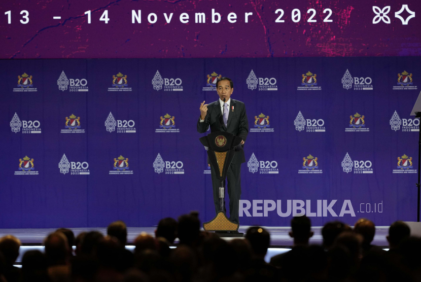 Presiden Indonesia Joko Widodo berbicara pada penutupan KTT B20 menjelang KTT para pemimpin G20 di Nusa Dua, Bali, Indonesia, Senin, 14 November 2022.
