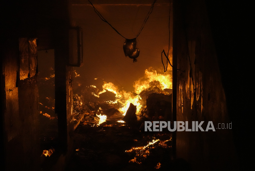 Api membakar bagian kios dan los di bagian dalam Pasar Kroya, Cilacap, Jateng, Kamis (23/12/2021).  Petugas pemadam gabungan dari sejumlah kabupaten masih berupaya memadamkan api yang membakar Pasar Kroya, Cilacap, sejak Kamis (23/12/2021) sore. 