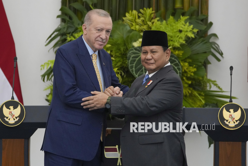 Presiden Prabowo Subianto berjabat tangan dengan Presiden Turki Recep Tayyip Erdogan usai melakukan pertemuan bilateral di Istana Bogor, Jawa Barat, Rabu (12/2/2025).