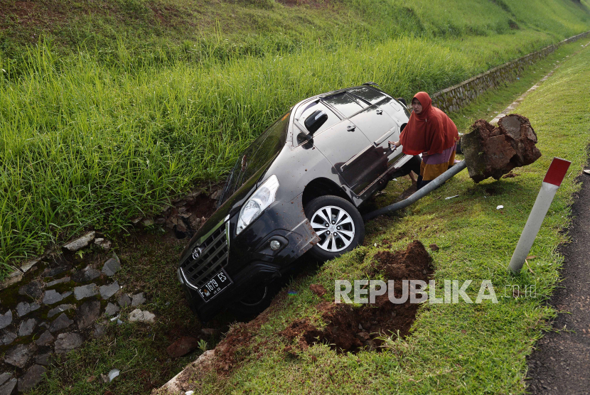 Kendaraan yang mengangkut pemudik mengalami kecelakaan lalu lintas di ruas tol Cipali.