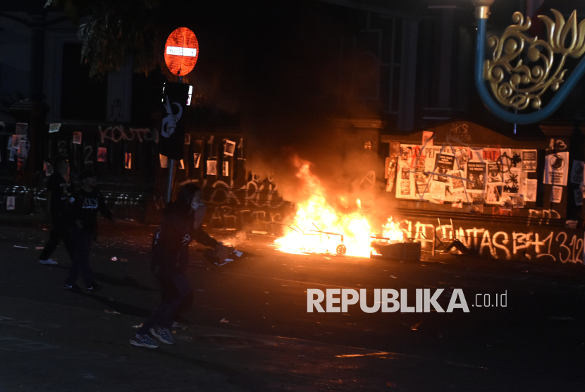 Pengunjuk rasa membakar ban saat menggelar aksi menolak UU TNI di depan Gedung DPRD Kota Malang, Jawa Timur, Ahad (23/3/2025). Unjuk rasa gabungan dari berbagai elemen mahasiswa tersebut berakhir ricuh. Massa membakar sejumlah bangunan di Gedung DPRD Kota Malang.