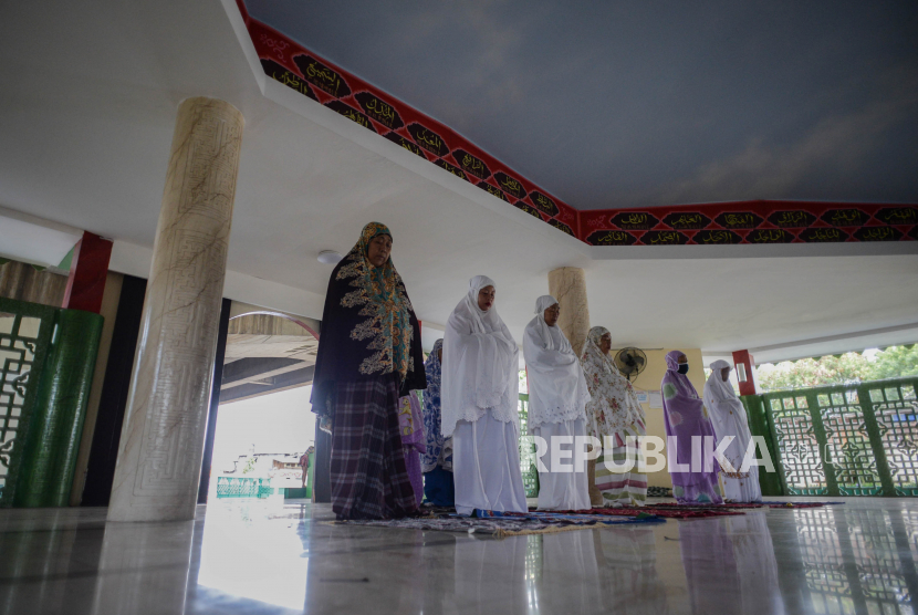 Jamaah menunaikan ibadah shalat dzuhur di Masjid Babah Alun (ilustrasi). Masjid Babah Alun Desari di Kecamatan Cilandak, Jakarta Selatan, menjadi destinasi wisata religi baru bagi masyarakat sekitar maupun yang datang dari luar Kota Jakarta.