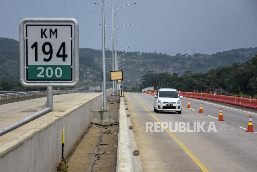 Kendaraan melintas di jalur fungsional Tol Cisumdawu di Paseh, Kabupaten Sumedang. Hari ini, Presiden Jokowi meresmikan penggunaannya.