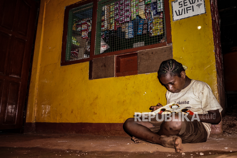 Hagar Kegiye (12 tahun) mengerjakan tugas sekolah di kios layanan internet, Kota Jayapura, Papua. Hingga 2 Agustus 2020, Dinas Pendidikan, Perpustakaan dan Arsip Daerah Provinsi Papua meminta sekolah tatap muka dibuka bertahap dengan protab kesehatan hindari kasus Covid-19 di siswa.