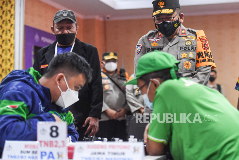 Wakapolda Papua Brigjen Pol Eko Rudi Sudarto (kanan) meninjau pertandingan catur Peparnas XVI Papua di Hotel Sahid, Jayapura, Papua, Ahad (7/11/2021). Peparnas menerapkan protokol kesehatan ketat.